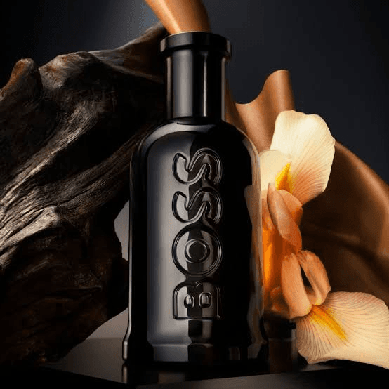 Frasco Boss Bottled EDT sobre madera oscura