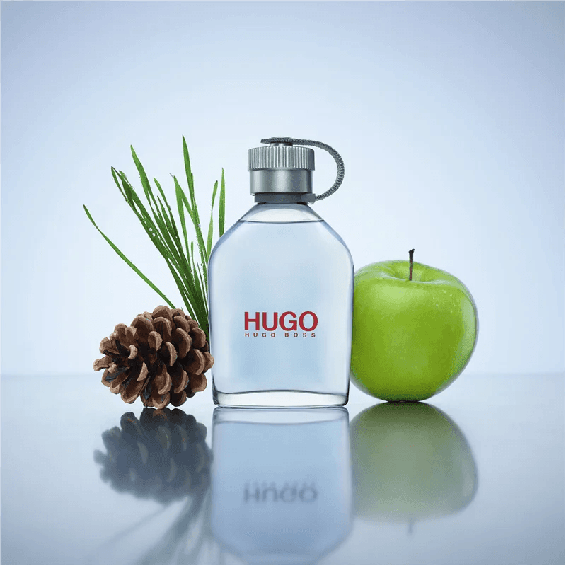 Frasco Hugo Man EDT sobre fondo blanco con notas verdes